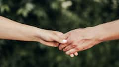 Relationship Tips: জ্ঞান বা ভাষণ নয়, হাতে হাত রাখলেই সম্ভব, সামনের জন মনমরা হয়ে থাকলে যা করণীয়...