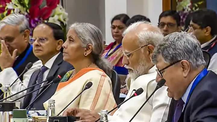 सरकार देश के किसानों के लिए भी कई सारी योजना चलाती है. जिनका किसानों को सीधा आर्थिक लाभ होता है.