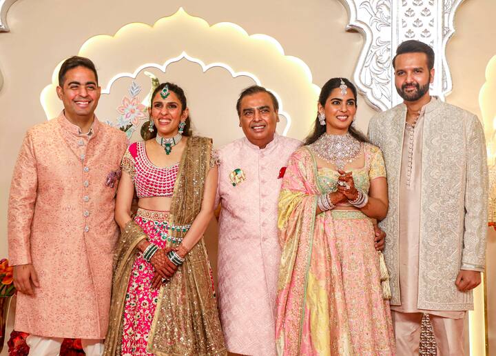 सध्या सोशल मीडियावर अंबानी कुटुंबियांचाच बोलबाला पाहायला मिळत आहे.