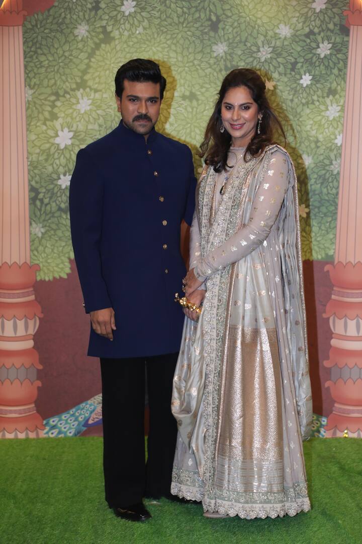 साउथ के सुपरस्टार राम चरण भी अपनी पत्नी उपासना के साथ अनंत-राधिका को आशीर्वाद देने पहुंचे.