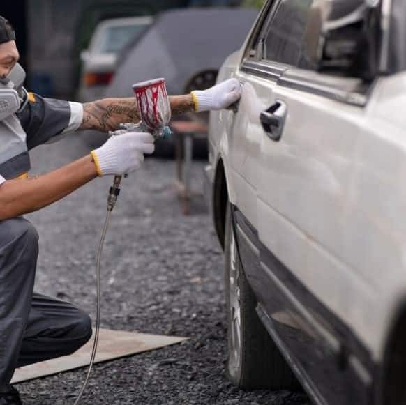 ਕਾਰ 'ਤੇ ਲੱਗੇ ਸਕ੍ਰੈਚ ਨੂੰ ਹਟਾਉਣ ਲਈ ਸਿਰਕੇ ਦੀ ਵਰਤੋਂ ਕੀਤੀ ਜਾ ਸਕਦੀ ਹੈ। ਇਸ ਦੇ ਲਈ ਅੱਧਾ ਕੱਪ ਪਾਣੀ ਲਓ ਅਤੇ ਉਸ 'ਚ ਬਰਾਬਰ ਮਾਤਰਾ 'ਚ ਸਿਰਕਾ ਮਿਲਾ ਲਓ।