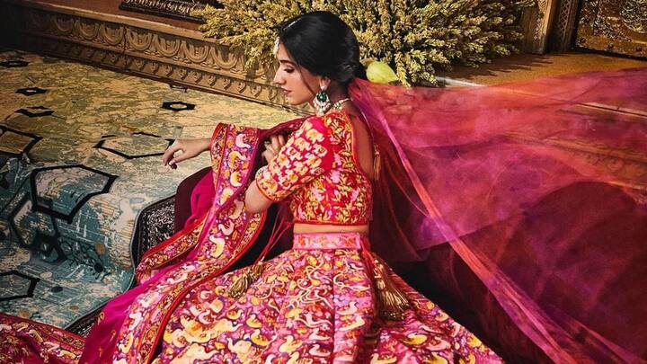 ফের তারকা সমাগম অনুষ্ঠান স্থলে। আম্বানি পরিবারেপ নববধূ হিসেবে রাধিকার আজ প্রথম দিন। শ্রীমতী আম্বানি সাজলেন গোলাপী লেহঙ্গায়। ছবি: ইনস্টাগ্রাম