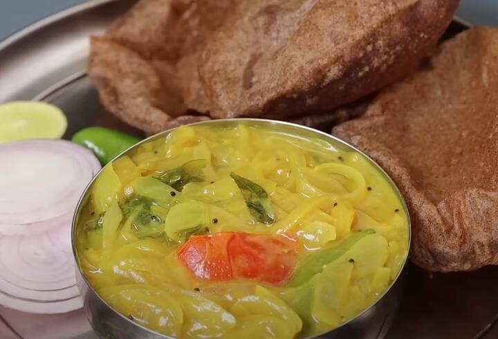 செய்முறை: முதலில் தக்காளி மற்றும் பூண்டு சேர்த்து அரைத்து வைத்து கொள்ளவும். அடுத்தது கடாயில் எண்ணெய் ஊற்றி சூடானதும், அதில் வெங்காயம் சேர்த்து பொன்னிறமாக வதக்கவும்.