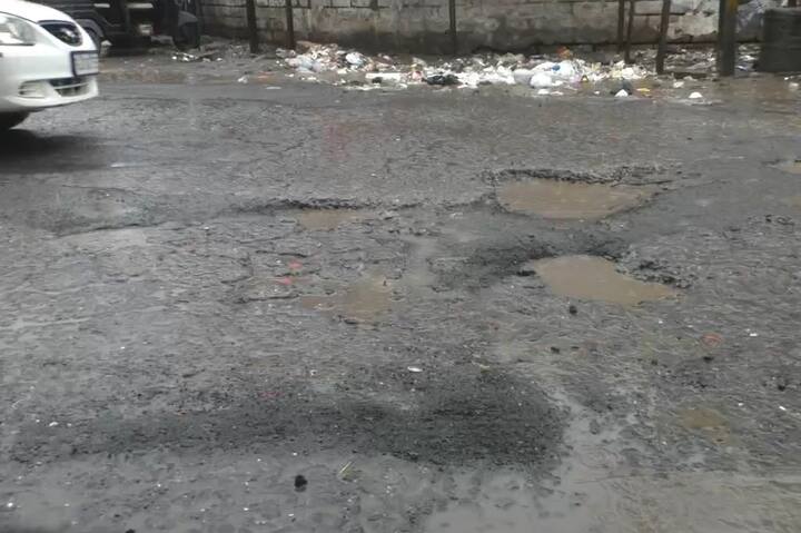 નગરપાલિકા દ્વારા માત્ર મોરમ કપચી નાખી સંતોષ માનવા માં આવી રહ્યો છે ત્યારે ચોમાસુ આવતા જ મોરમ ધોવાઈ જતા ફરી બે ફૂટના ખાડા પડી જાય છે.