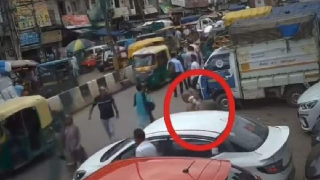 दिल्ली में 'खुजली गैंग' का आतंक...रहें सावधान! पलक झपकते ही गायब हो जाएगा आपका सामान khujli Gang Active in Sadar Bazar Market Commit Theft by Targeting People in Delhi दिल्ली में 'खुजली गैंग' का आतंक...रहें सावधान! पलक झपकते ही गायब हो जाएगा आपका सामान