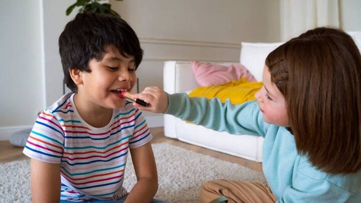 अगर आपका बच्चा दो महीने का है और कुछ अजीब सी आवाजें निकाल रहा है और वो कुछ बोल भी नहीं पा रहा है तो यह स्पीच डिले की शुरुआती लक्षण हो सकते हैं.