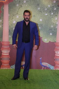 Anant-Radhika Aashirvad Ceremony: सलमान खान का ब्लू सूट में दिखा दबंग अंदाज, गोल्डन साड़ी में यूलिया वंतूर ने दिए पोज