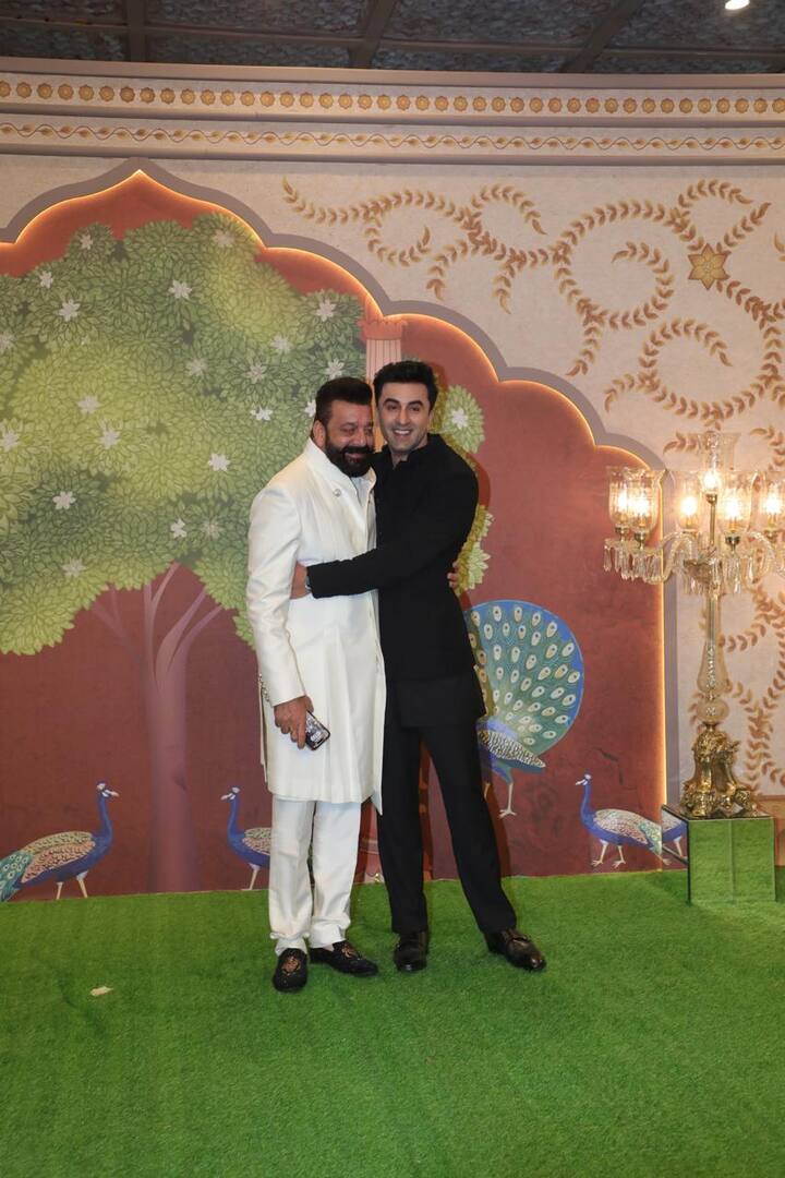 वहीं रणबीर कपूर भी इस सेरेमनी में डेशिंग अवतार में नजर आए. जो आलिया को छोड़कर संजय दत्त के साथ पोज देते हुए दिखाई दिए.