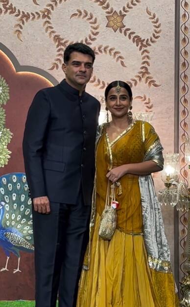 एक्ट्रेस विद्या बालन अपने पति के साथ इस सेरेमनी में शामिल हुए. एक्ट्रेस येलो कलर के लहंगे में रॉयल लग रही थी.