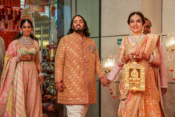 अनंत अंबानी संध्याकाळी 4 वाजता आपल्या वधूच्या लग्नाच्या मिरवणुकीसह अँटिलियाहून निघाले.