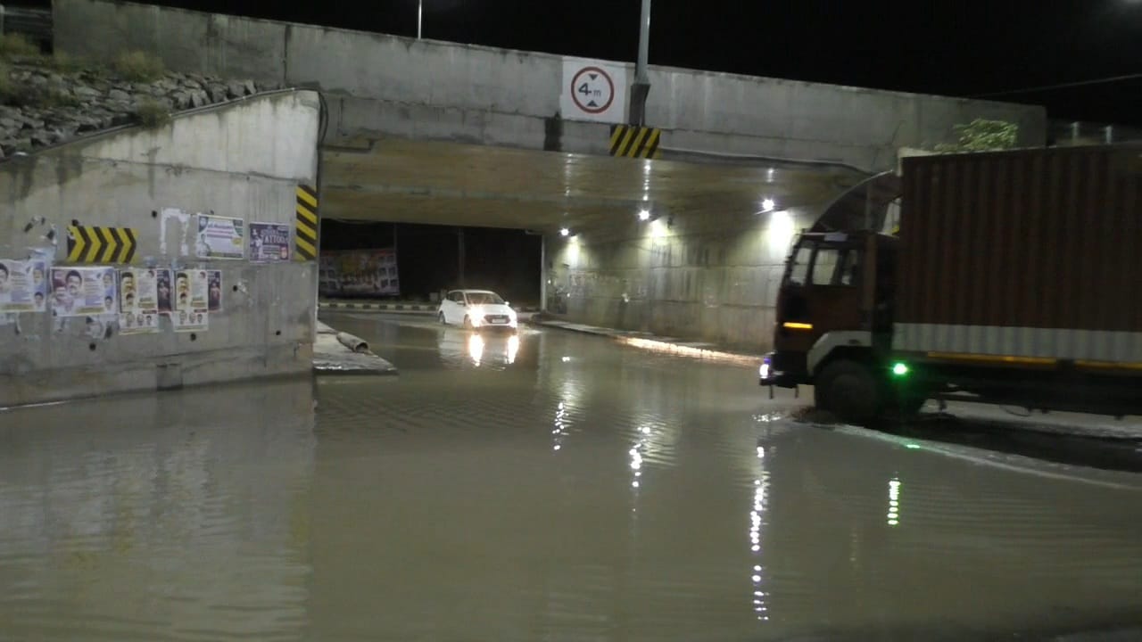 ரூ.900 கோடியில ரோடு போட்டு என்னங்க புண்ணியம், கொஞ்சம் மழை  வந்தாலே நடக்க முடியல