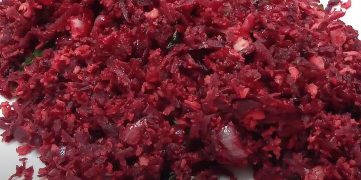 செய்முறை : அடுப்பில் கடாயை வைத்து நல்லெண்ணெய் ஊற்றி சூடானதும், உளுத்தம் பருப்பு, கடலை பருப்பு, கடுகு, சீரகம் சேர்த்து வதக்கவும்.