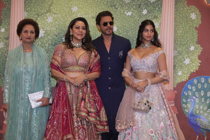 Shah Rukh Khan arrived with his family.