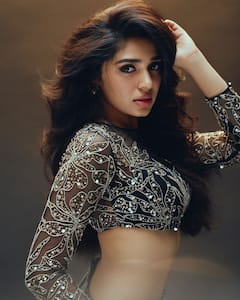 Krithi Shetty: కృతిశెట్టి స్టన్నింగ్ లుక్స్- ఓర చూపులకు కుర్రాళ్లు క్లీన్ బౌల్డ్