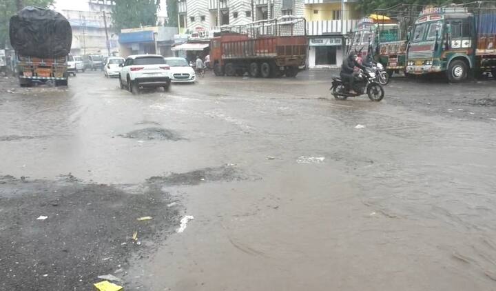 રાજકોટ જિલ્લાના ધોરાજીમાં પ્રથમ વરસાદમાં જ  રોડ ધોવાઈ ગયા છે.  ધોરાજી  ખાડા નગરી બની ગયું છે. રોડ રસ્તાઓ ખરાબ હોવાના કારણે લોકો મુશ્કેલીમાં મુકાયા છે.