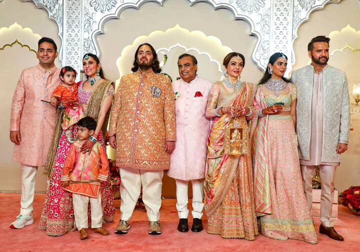 संगीत वाद्यांसह नवरा मुलगा लग्नाच्या ठिकाणी पोहोचला, जिथे संपूर्ण कुटुंबाने फोटोशूट केला.