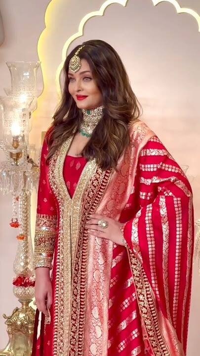 मात्र, या राजेशाही लग्नसोहळ्यात ऐश्वर्याने बच्चन कुटुंबीयांबरोबर हजेरी का नाही लावली याचं कारण अद्याप स्पष्ट झालं नाही.