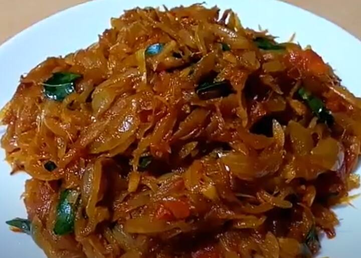 அதே கடாயில் எண்ணெய் ஊற்றி அதில் சீரகம், சோம்பு, கருஞ்சீரகம், பெருங்காயத்தூள், நறுக்கிய வெங்காயம் சேர்த்து பொன்னிறமாக வதக்கி எடுத்துக் கொள்ளவும்.