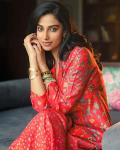 Meenakshi Choudhary: రెడ్ కలర్ డ్రెస్ లో మీనాక్షి చౌదరి- అందాల విందుతో ఆకట్టుకుంటున్న హర్యానా బ్యూటీ