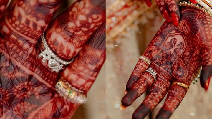 राधिका मर्चेंट की मेंहंदी पर दो मोर बने थे. उनकी मेहंदी लगे हाथ की तस्वीर सामने आते ही सभी का ध्यान उनकी रिंग पर गया. इस रिंग पर RA यानी राधिका-अनंत लिखा था और दोनों अक्षरों के बीच में एक दिल भी बना था