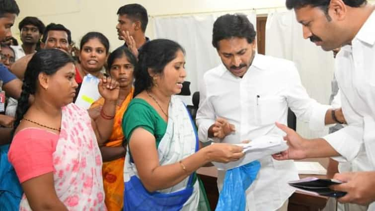 YSRCP Chief YS Jagan will start Praja Durbar with party leaders on june 15th YS Jagan : రూట్ మార్చిన జగన్‌- సరికొత్త కార్యక్రమంతో నాయకుల్లో ఆత్మవిశ్వాసం నింపే ప్రయత్నం