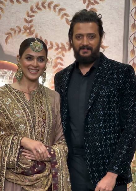 बॉलीवुड में फैंस के फेवरेट कपल रितेश देशमुख और जेनेलिया भी अनंत-राधिका के फंक्शन में शाही लुक में नजर आए.