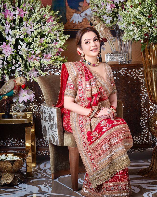 ప్రముఖ వ్యాపారవేత్త, రిలయన్స్‌ ఇండస్ట్రీస్‌ అధినేత ముఖేశ్‌ అంబానీ ఇంట పెళ్లి వేడుకలు ఇంకా జరుగుతూనే ఉన్నాయి. ఈ వేడుకల్లో నీతా అంబానీ కట్టుకున్న ప్రతి చీరా ప్రత్యేకమే. అంబానీ ఫ్యామిలీ  నిర్వహించిన మాతా కీ చౌకి (దుర్గామాత పూజ) నీతా అంబానీ  హైలెట్‌గా నిలిచారు.