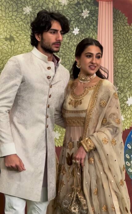 एक्ट्रेस सारा अली खान अपने छोटे भाई इब्राहिम अली खान के साथ अनंत-राधिका की सेरेमनी में पहुंची.