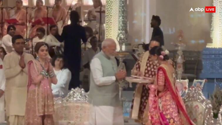 PM Narendra Modi attend Anant Radhika Blessing Ceremony Ambani family gave a grand welcome आशीर्वाद सेरेमनी में पीएम मोदी ने थाल में दिया ऐसा तोहफा, देखते ही अनंत अंबानी ने राधिका से कहा- माथे से लगाओ