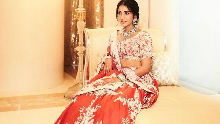 राधिका मर्चंटचा हळदीचा लूक - राधिकाचा आणखी एक हळदी लूक रेड कलरच्या लेहेंग्यात समोर आला आहे, ज्यामध्ये ती खूपच सुंदर दिसत आहे.