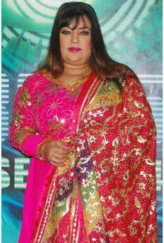 डॉली बिंद्रा ने श्वेता तिवारी के लिए काफी गलत भाषा का इस्तेमाल किया था, जिससे वह परेशान हो गईं और समीर सोनी को बीच में आना पड़ा. बिग बॉस 4 में दोनों को उनके हरकत के कारण बाद में घर छोड़ने के लिए कहा गया था.