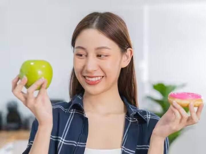 ਇਹ ਗੱਲ ਨਿਊਜਰਸੀ ਦੀ ਰਟਗਰਸ ਯੂਨੀਵਰਸਿਟੀ ਵਿੱਚ ਹੋਈ ਇੱਕ ਖੋਜ ਵਿੱਚ ਸਾਹਮਣੇ ਆਈ ਹੈ। ਕਈ ਦੇਸ਼ਾਂ ਦੇ 6,000 ਲੋਕਾਂ 'ਤੇ ਕੀਤੀ ਗਈ ਇਸ ਖੋਜ 'ਚ ਤਿੰਨ ਤਰ੍ਹਾਂ ਦੇ ਖਾਣ-ਪੀਣ ਦੀਆਂ ਆਦਤਾਂ ਵਾਲੇ ਲੋਕਾਂ ਨੂੰ ਸ਼ਾਮਲ ਕੀਤਾ ਗਿਆ। ਪਹਿਲਾ - ਭੁੱਖ ਲੱਗਣ 'ਤੇ ਖਾਣਾ, ਦੂਜਾ - ਇਮੋਸ਼ਨਲ ਹੋ ਕੇ ਖਾਣਾ ਅਤੇ ਤੀਜਾ - ਘੱਟ ਖਾਣਾ ਜਾਂ ਡਾਈਟਿੰਗ।