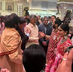 Mukesh Ambani: చంద్రబాబు, పవన్ కళ్యాణ్‌లను ఆప్యాయంగా పలకరించిన ముకేష్ అంబానీ, Photos చూశారా