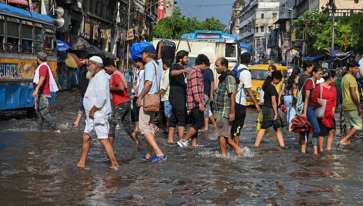 দক্ষিণবঙ্গে শনিবার দিনভার মোটামুটি মেঘলা আকাশ থাকবে। বৃষ্টি হবে হালকা থেকে মাঝারি। উত্তর থেকে দক্ষিণ , সবজায়গাই ভিজবে কম-বেশি। আজকের পর থেকে বৃষ্টি আবার কমবে।