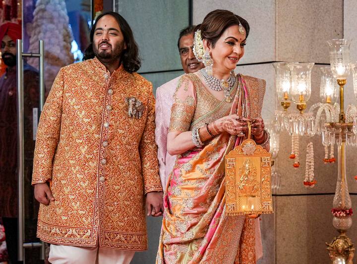 अंबानी कुटुंबीयांनी लग्नमंडपात रॉयल एन्ट्री घेतल्याचं पाहायला मिळालं.