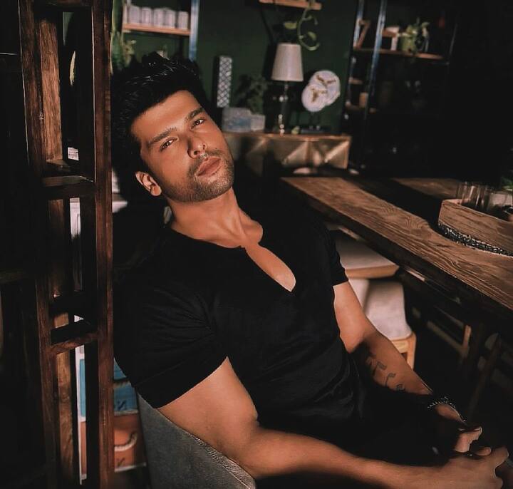 बिग बॉस के सीजन के दौरान दर्शकों ने ऐसे कई उदाहरण देखे हैं जहां घर के सदस्यों ने अपना आपा खो दिया है और बिग बॉस के घर का नियम तोड़ दिया. कुशाल टंडन और गौहर खान के बीच बिग बॉस 7 में एक-दूसरे के लिए फीलिंग्स आ गई थी. लेकिन लड़ाई तब हुई जब वीजे एंडी ने गौहर की बेइज्जती की, जिससे गुस्साए कुशाल ने वीजे की गर्दन पकड़ ली थी. इस रवैये की वजह से कुशाल को शो से बाहर होना पड़ा था.