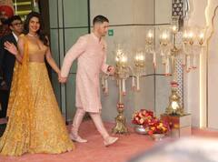 Anant Ambani Radhika Merchant Wedding: પતિ નિક સાથે દેશી અંદાજમાં પહોંચી પ્રિયંકા ચોપરા, યલ્લો લહેંગામાં લાગી હોટ