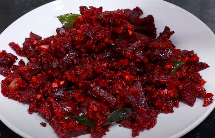 தேவையான பொருட்கள்: பீட்ரூட் - 3 நறுக்கியது, முட்டை - 5 , நல்லெண்ணெய் - 2 மேசைக்கரண்டி, உளுத்தம் பருப்பு - 1 தேக்கரண்டி, கடலை பருப்பு - 1 தேக்கரண்டி, கடுகு - 1/2 தேக்கரண்டி, சீரகம் - 1 தேக்கரண்டி, காய்ந்த மிளகாய் - 2 , பூண்டு - 8 பற்கள், கறிவேப்பிலை, பெருங்காயத்தூள் - 1/4 தேக்கரண்டி, வெங்காயம் - 1 நறுக்கியது, பச்சை மிளகாய் - 5 நறுக்கியது, தண்ணீர் - 1/2 கப், எண்ணெய் - 3 தேக்கரண்டி , மஞ்சள் தூள் - 1/4 தேக்கரண்டி, மிளகு - 1/4 தேக்கரண்டி, மிளகாய் தூள் - 1/2 தேக்கரண்டி, உப்பு, கொத்தமல்லி இலை