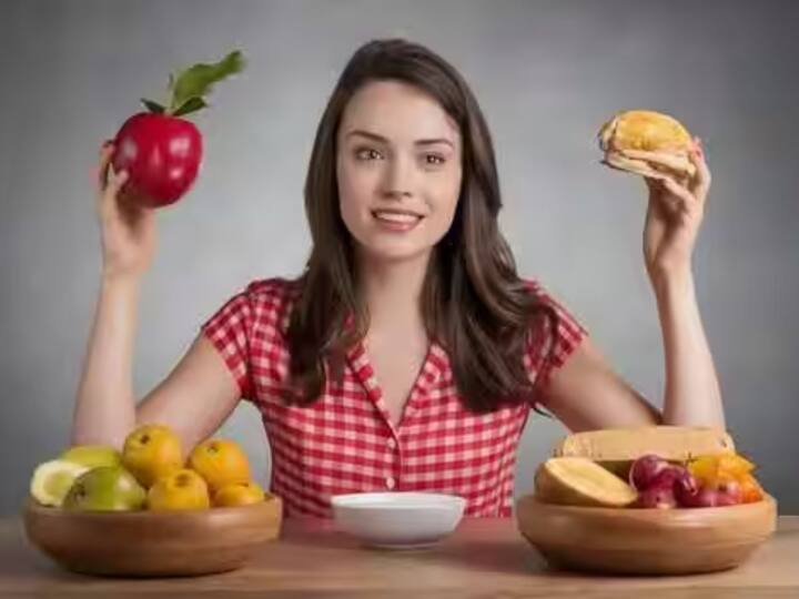 ਇਹ ਸੁਣ ਕੇ ਤੁਸੀਂ ਜ਼ਰੂਰ ਹੈਰਾਨ ਹੋ ਜਾਵੋਗੇ ਪਰ ਜੇਕਰ ਤੁਸੀਂ ਇਹ ਵੀ ਮੰਨਦੇ ਹੋ ਕਿ ਭੋਜਨ ਦਾ ਸੇਵਨ ਜਾਂ ਡਾਈਟਿੰਗ ਘੱਟ ਕਰਕੇ ਤੁਸੀਂ ਭਾਰ ਘਟਾ ਸਕਦੇ ਹੋ ਤਾਂ ਤੁਸੀਂ ਵੀ ਗਲਤੀ ਕਰ ਰਹੇ ਹੋ। ਭਾਵ, ਭੋਜਨ ਘਟਾਉਣ ਜਾਂ ਨਾ ਖਾਣ ਨਾਲ ਭਾਰ ਨਹੀਂ ਘਟੇਗਾ, ਸਗੋਂ ਵਧੇਗਾ। ਚਲੋ ਅਸੀ ਜਾਣੀਐ...