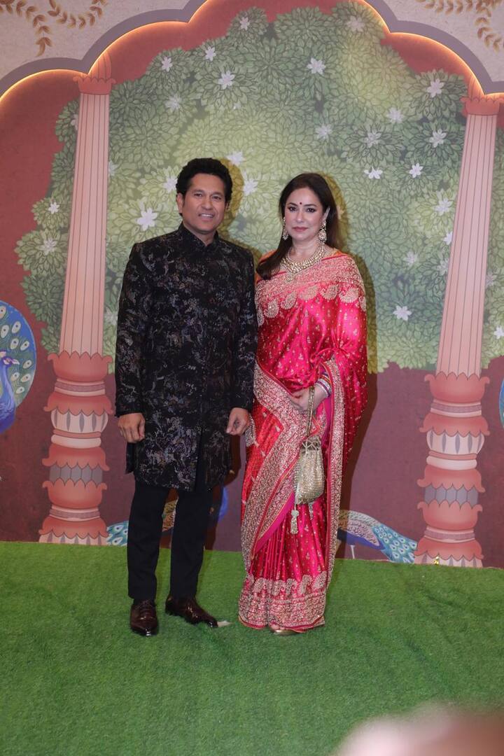 सचिन तेंदुलकर भी अपनी खूबसूरत वाइफ के साथ अनंत-राधिका की शुभ आशीर्वाद सेरेमनी में पहुंचे. दोनों ट्रेडिशन लुक में स्पॉट हुए.