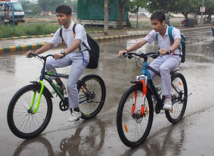 दिल्ली में बारिश की वजह से लोगों को परेशान करने वाली उमस से राहत मिली.