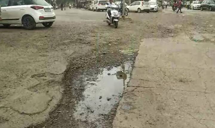 દર વર્ષે આજ પ્રકારની પરિસ્થિતિ ને લઈ લોકો ત્રાહિમામ પોકારી ગયા છે.  ત્યારે ખાડાઓને કારણે અવાર નવાર અકસ્માત સર્જાય છે વાહનોમાં નુકસાન થાય છે.