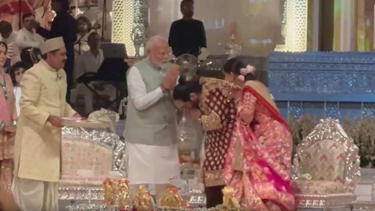 Anant-Radhika Wedding: अनंत-राधिका को आशीर्वाद देने पहुंचे पीएम नरेंद्र मोदी, न्यूली वेड कपल ने छुए पैर