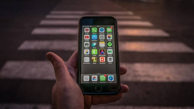 how to protect my phone from spy apps best tips and tricks to safe phone from dangerous apps Mobile Tips: सावधान हो जाए! ऐसे खतरनाक ऐप्स कहीं चुरा न लें आपकी पर्सनल चीजें, जानें इनसे बचने का तरीका
