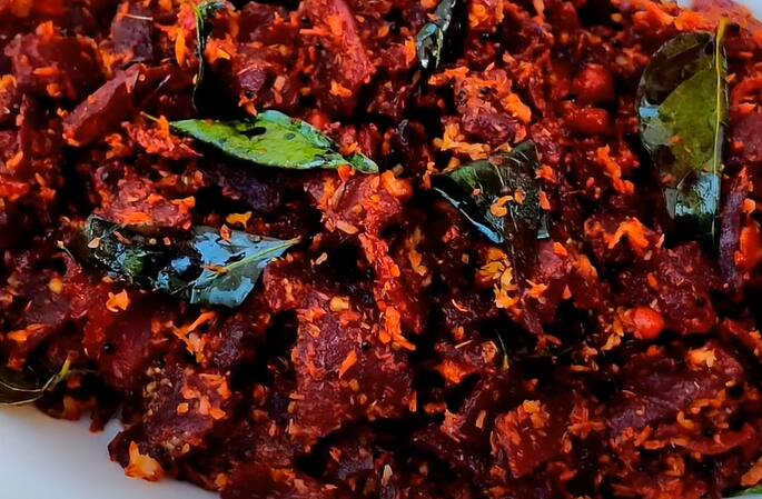அதே கடாயில் முட்டை உடைத்து ஊற்றவும். அதன் பிறகு மஞ்சள் தூள், மிளகு, மிளகாய் தூள், உப்பு சேர்த்து பீட்ரூட்டுடன் சேர்த்து கிளறிவிடவும்.