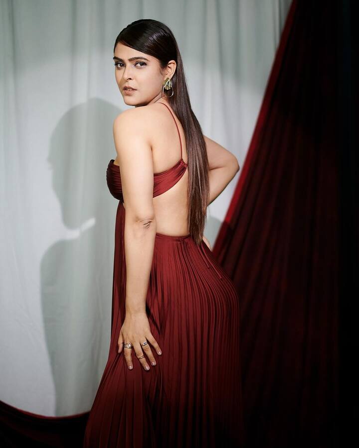 बिग बॉस 13 में मधुरिमा तुली और विशाल आदित्य सिंह के बीच घर में उथल-पुथल भरा रिश्ता रहा. तीखी बहस में मधुरिमा भड़क गईं और विशाल पर खाना पकाने वाले पैन से हमला कर दिया, जिससे उन्हें चोट लग गई. इस घटना के कारण उन्हें शो से बाहर होना पड़ा.