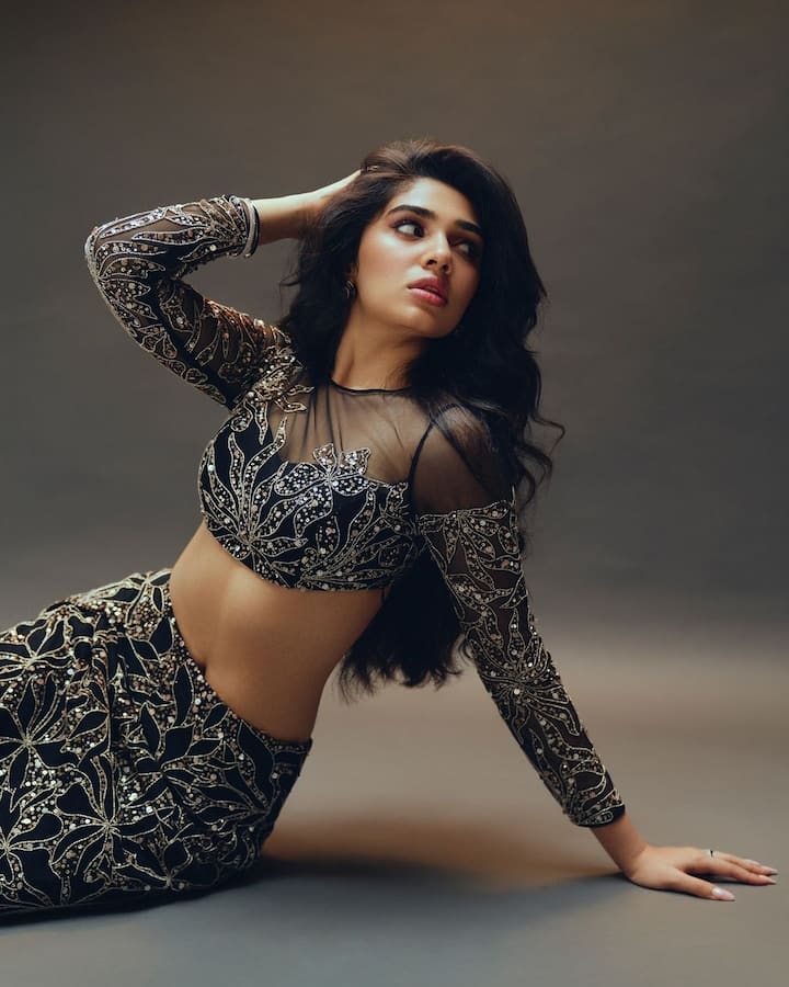 కృతిశెట్టిని ఇలా చూసి నెటిజన్లు.. ఆశ్చర్యపోతున్నారు. అవకాశాల కోసం ఈమె కూడా అందాల విందు చేస్తోందని కామెంట్స్ పెడుతున్నారు. Photo Credit: Krithi Shetty/Instagram