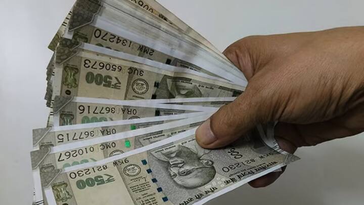 इस योजना के तहत सरकार द्वारा किसानों को सालाना 6000 रुपये का आर्थिक लाभ दिया जाता है. चार महीनों के अंतराल पर 2000 रुपयों की राशि किस्तों में भेजी जाती है.