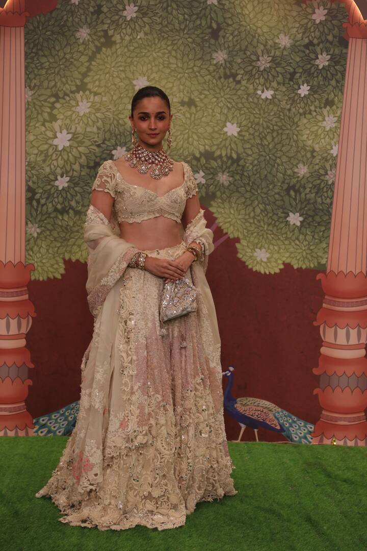 रणबीर की वाइफ और बेहतरीन एक्ट्रेस आलिया भट्ट भी इस सेरेमनी में शामिल हुई. जो पेस्टल ग्रीन लहंगे में इठलाती दिखी.