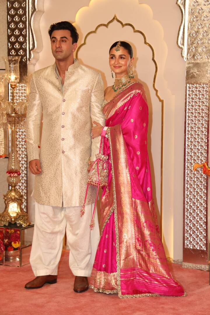 அனிமல் நடிகர் ரன்பீர் கபூருடன் கங்குபாய் நடிகை ஆலியா பட் வருகை தந்திருந்தார்.